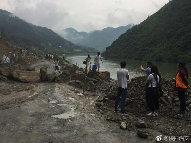 安康一路段因大雨发生垮塌 致大批旅客滞留