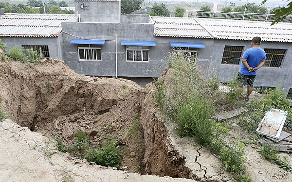 西安马鸣路旁村民家门口土崖塌陷 村民担心住房安全