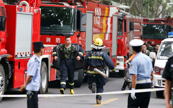 昨日自在广场小区失火 现场浓烟滚滚3人不幸遇难