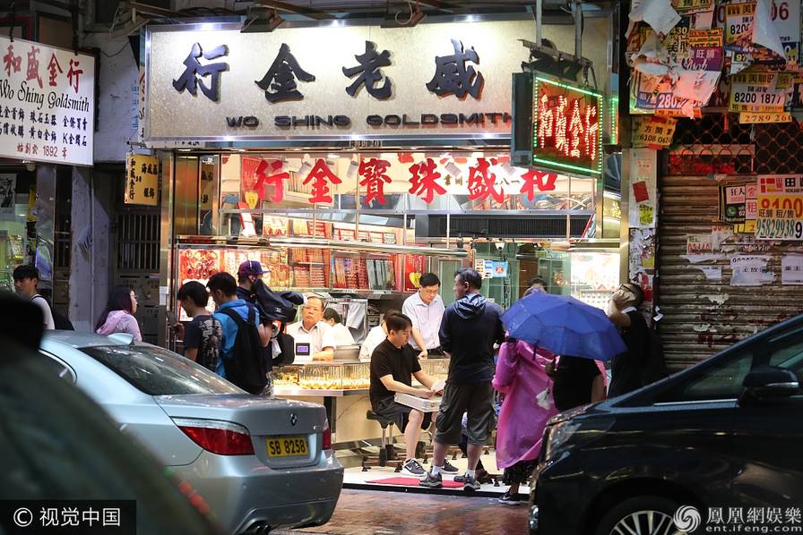 孙莉香港生完三胎 黄磊偷闲逛起了金店|玩手机