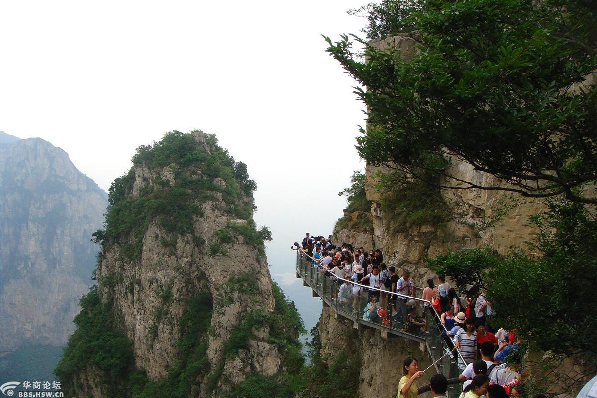 =999) this.width=1000;" class="showappimg" > 云台山风景区,位于河南省修武县境内,是河南省唯一一个集国家重点风景名胜区、国家AAAAA级景区、国家文明风景旅游区、国家森林公园、国家水利风景名胜区、国家猕猴自然保护区七个国家级于一体的风景名胜区。景区包含亚洲落差最大的云台瀑布,以及青龙峡、峰林峡、泉瀑峡、潭瀑峡等十一大景点,是全球首批世界级地质公园。