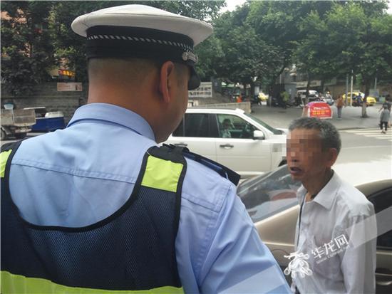 民警询问当事老人相关情况。记者张勇摄