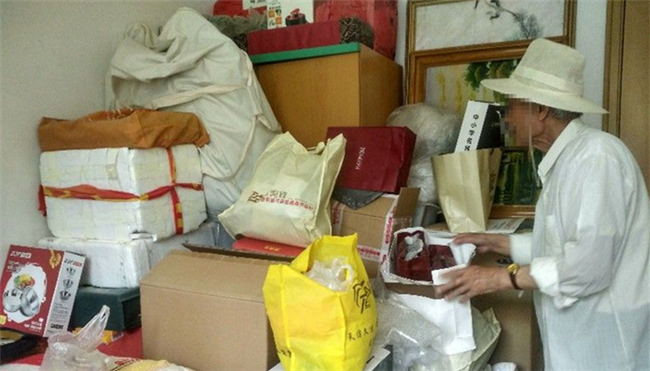 咸阳8旬老教授连续8年买保健品 家属拦不住曾多次报警
