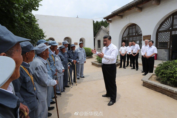 习近平：一定不能忘记为革命成功抛头颅、洒热血的前辈们