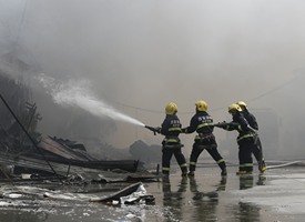 西安城北建材市场大火22辆消防车扑救 幸无人员伤亡