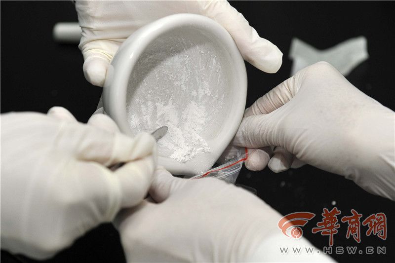 探秘西安毒品检验师 曾一天剥70多个 毒蛋 |麦