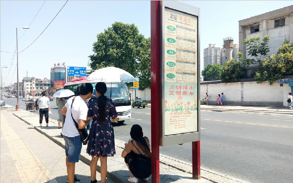 青龙寺公交站候车棚距站牌近百米 市民宁愿晒着等车