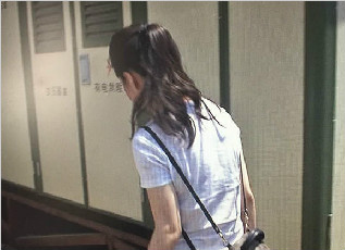 西安一女业主房屋漏水严重 发现屋顶上装了变压器