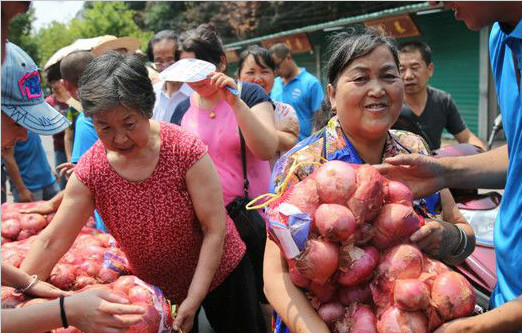 西安爱心企业买数十吨滞销洋葱免费发给市民