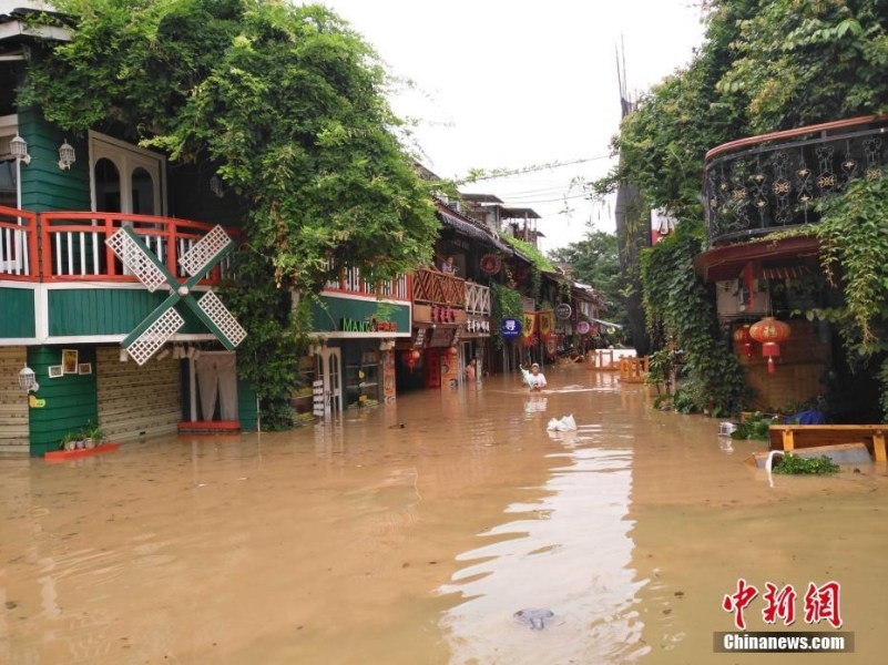 广西普降暴雨 内涝严重