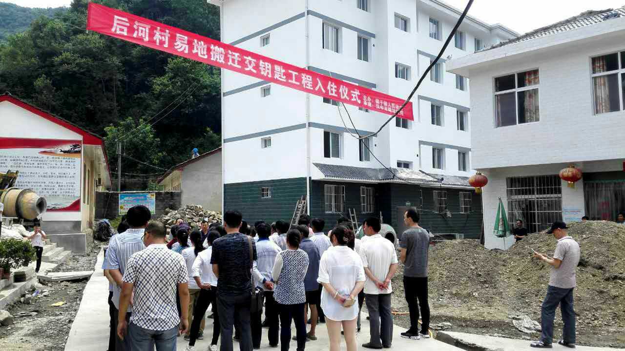 镇巴交警大队党支部开展"庆七一,携手脱贫攻坚"活动