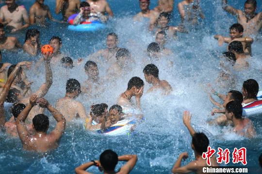 重庆气温飙升至近40℃市民高温天气水中纳凉