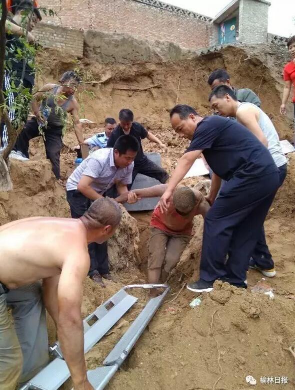 佳县一施工现场突发塌方 两民工被埋20分钟获救