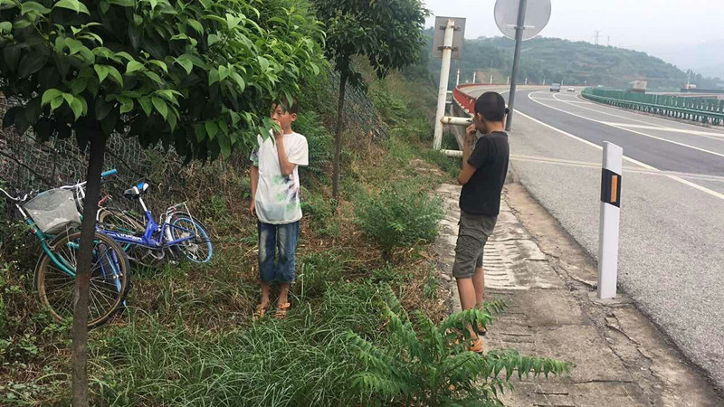 商洛俩五年级男孩“出走”高速路骑行要到西安找爸