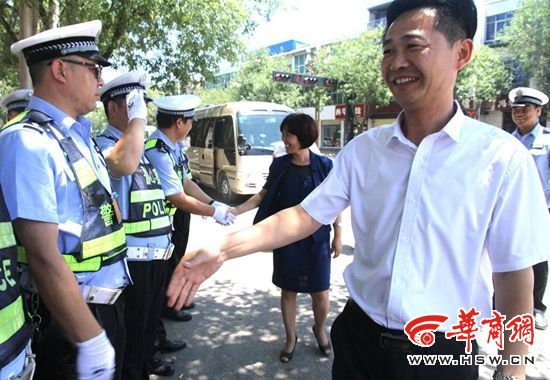 大荔县政府和工会领导慰问执勤交警