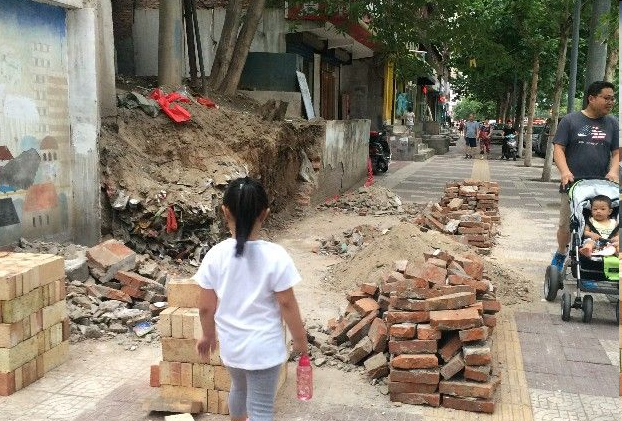 西安光华路危墙已修复 为社区工作人员点赞!