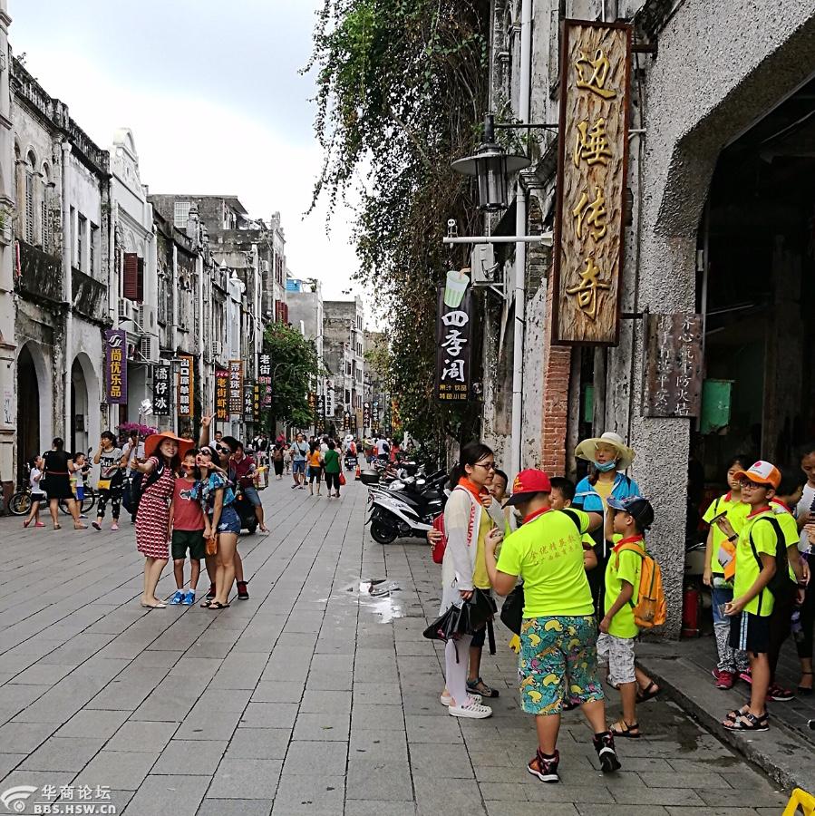 逛北海老街纪实 有人说北海市是北部湾岸边一颗明珠, 此话颇有原由和出处。该市是全国14个 沿海开放城市和我国最美海滨城市之一。 北海是古代海上丝绸之路的重要始 发港。打住!再多说有推介之嫌。这是 我这个外省人对该市的一点皮毛了解, 有点班门弄斧。 今天,我不说银滩的迷人,也不说涠 洲岛美妙之处。单向朋友谈谈逛老街的 感触。这条有百年历史的老街,可谓风 韵犹存,繁华如故
