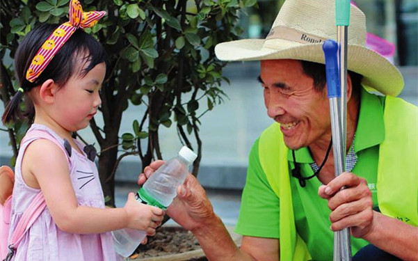 妈妈教孩子有爱心 西安2岁娃给修路工送水照走红