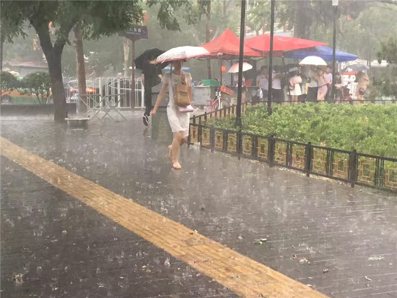 凉爽来的措手不及！西安下午打雷+大雨！你们感受下！
