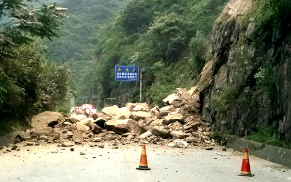 316国道爆破炸山卸下山顶俩悬石 之前已成危石