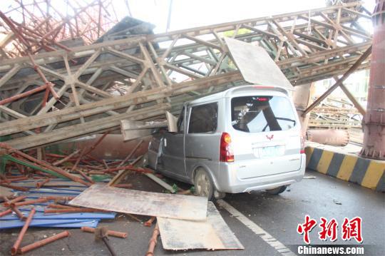 高架工地坍塌压住一过路面包车。　李斌　摄