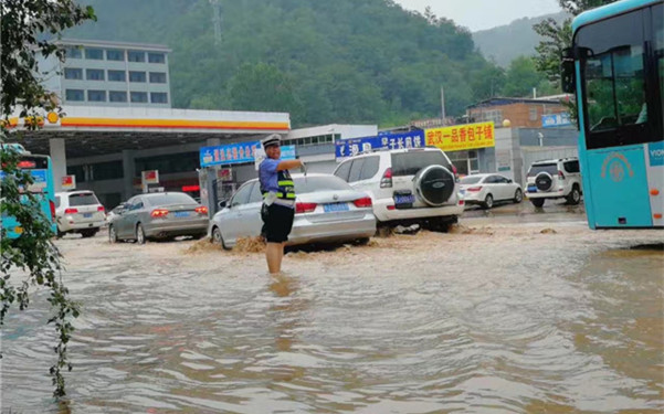 突降暴雨车辆拥堵 延安交警泥水中指挥交通走红