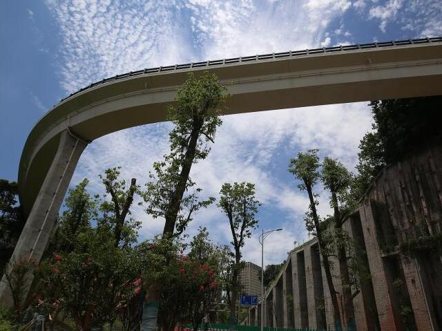 惊险！重庆城区现“空中悬廊”观光步道