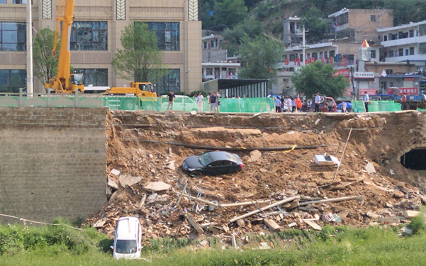 延河河堤突然发生垮塌 8辆车坠入河槽幸无人员伤亡