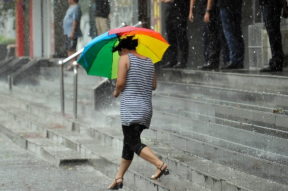 西安城南突降大雨 市民躲闪不及“被降温”