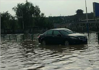 榆林城区今天下午突降暴雨 部分路段出现城市内涝