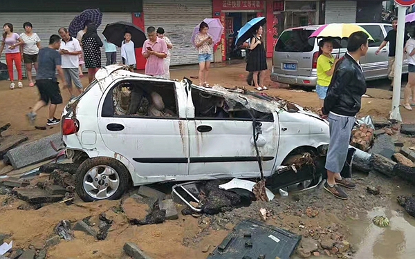 榆林城区突降暴雨 多条道路被冲毁10余房屋倒塌