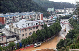 昆明强降雨致穿金路山体滑坡