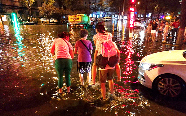 “高烧”西安迎来大雨炎热退散 城区现短暂积水