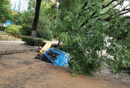 西安一吊车救援突遇路面塌陷 掉进五米大坑