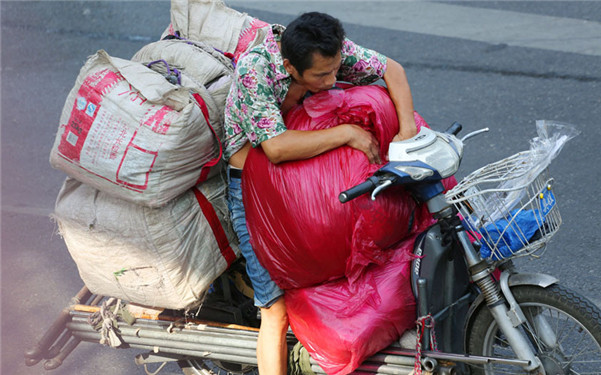 “超能的”电动车：运人又运货 安全隐患大