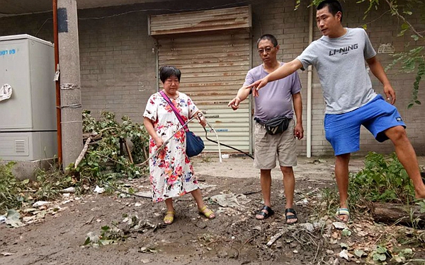 狂风暴雨致电线落入水 西安一对母子遭电击身亡