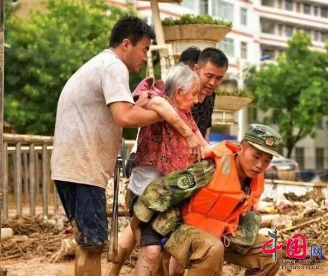 榆林万名警察奋战抗洪一线 转移群众三万多人