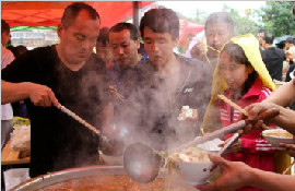 绥德水灾后街头设免费用餐点