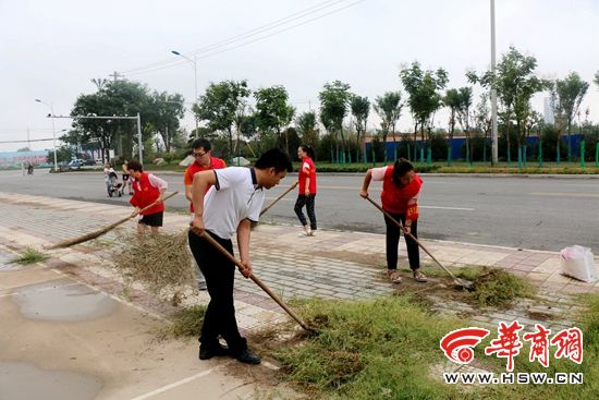 渭南经开区党群工作部开展包联路段卫生整治工