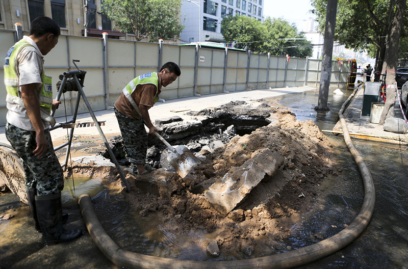 西安一渣土车压塌路面 污水横流臭味散发