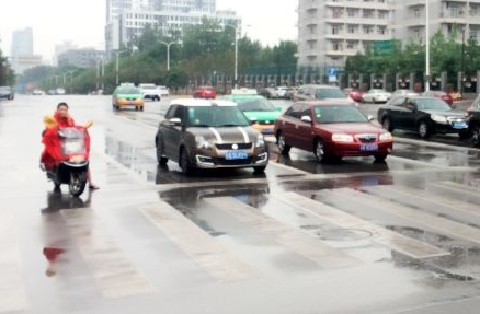 西安突然阵雨部分地段现积水 市民出行请注意