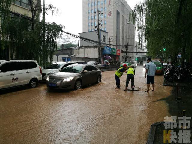 西安一自来水管突爆裂 泥水不断涌出变小河