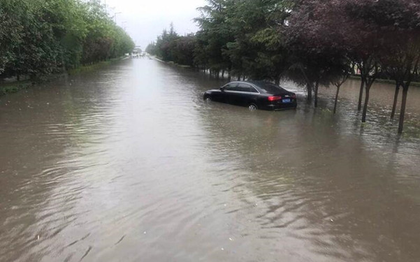 暴雨致西安多条道路严重积水 这些路段千万别走!