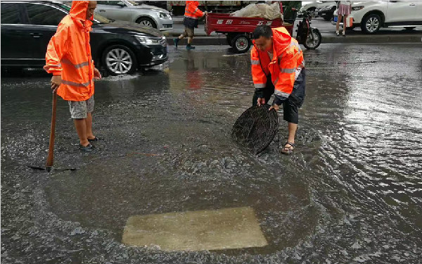 西安昨日降雨致多路段积水 市政出动近千人防汛