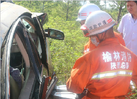 榆林渣土车与轿车碰撞 压扁轿车3人奇迹生还