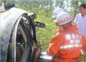 榆林渣土车与轿车碰撞 压扁轿车3人奇迹生还