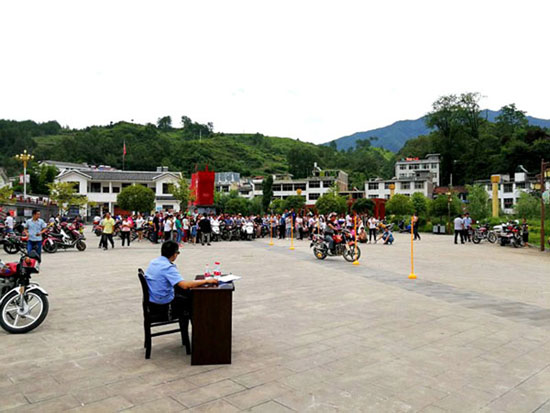 镇巴流动车管所送考下乡零距离便民服务受好