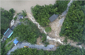 广西遭强降雨山洪爆发道路中断