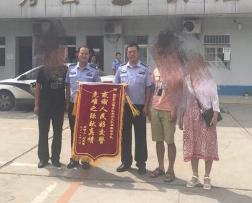 西安交警拦下涉嫌盗抢车辆  车主送锦旗感谢
