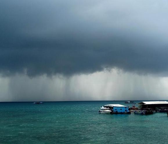 海南三亚上空出现壮观雨瀑景观